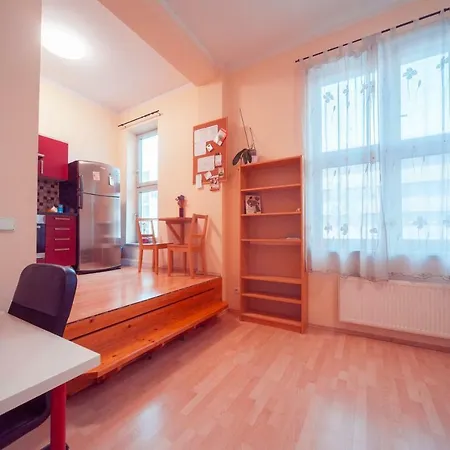 New Renovated Studio In With Free Parking *