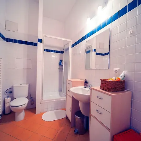 New Renovated Studio In With Free Parking