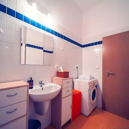 New Renovated Studio In With Free Parking Apartment *