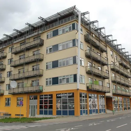 New Renovated Studio In With Free Parking *